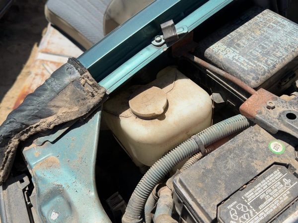 1994-1997 Isuzu Rodeo Windshield Washer Fluid Reservoir With Pump Oem Wiper Tank — photo 2