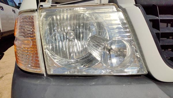 2005 Ford Explorer Headlamp Assembly RH — photo 2