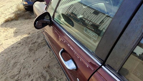 1998 Buick LeSabre Front Door LH 51B Bordeaux Red 25667377 — photo 2