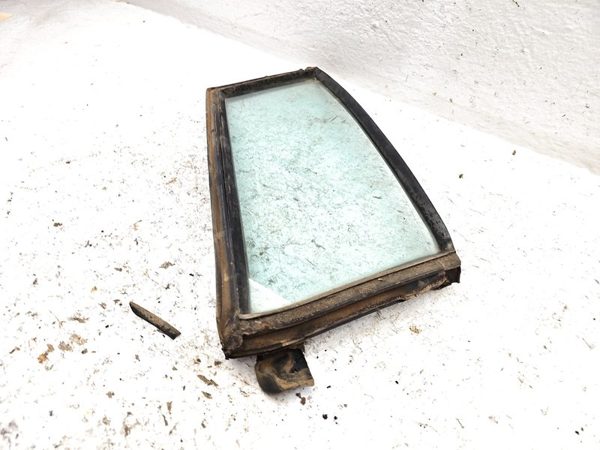 80-84 Deville Passenger Right Rear Vent Window Back Door Glass With Frame Oem — photo 11