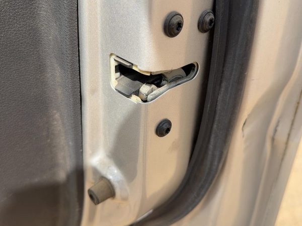 2005-2007 Ford Fivehundred Passenger Right Front Door Latch With Rods/Cables Oem — photo 1