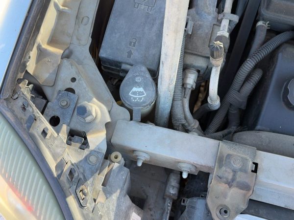 2005 Cadillac Deville Washer Bottle — photo 2