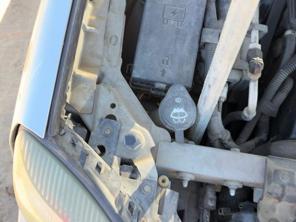 2005 Cadillac Deville Washer Bottle — photo 3