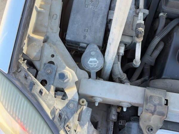 2005 Cadillac Deville Washer Bottle — photo 4