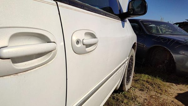 1998 Chrysler Town Cntry Front Door RH Pwp Golden White — photo 2