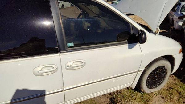 1998 Chrysler Town Cntry Front Door RH Pwp Golden White — photo 1