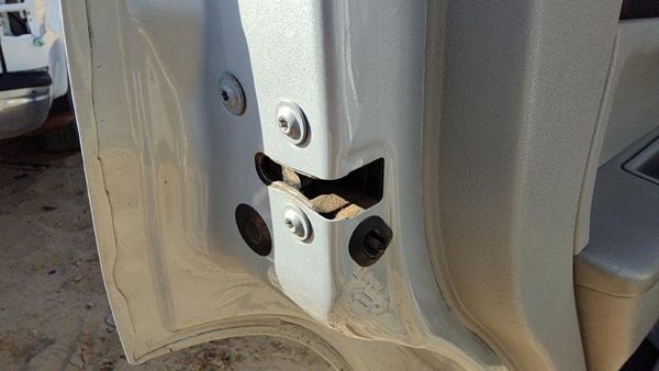 05-10 Jeep Grand Cherokee Driver Left Rear Door Latch With Rods/Cables Oem Back — photo 2