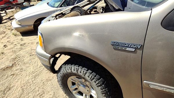 1997-2002 Ford Expedition Driver Left Front Fender Oem Arizona Beige Aq — photo 1