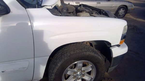 2005 Suburban 1500 Fender RH Chevy White 50U — photo 4