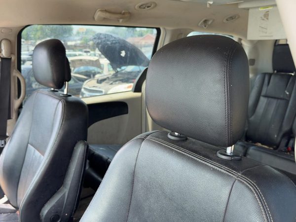 11-16 Town & Country Pair Of Front Headrests Oem Left Right Set Seat Black Alx1 — photo 1
