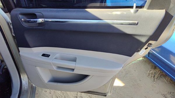 05-07 300 Passenger Right Rear Door Trim Panel With Switches Back Gray D1 — photo 1