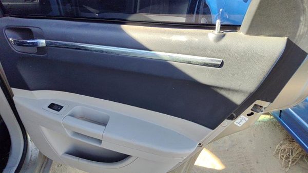 05-07 300 Passenger Right Rear Door Trim Panel With Switches Back Gray D1 — photo 3