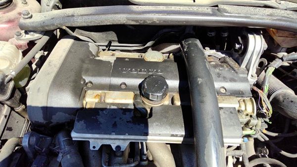 2001 Volvo V70 Engine Cover 2.4L Turbo — photo 2