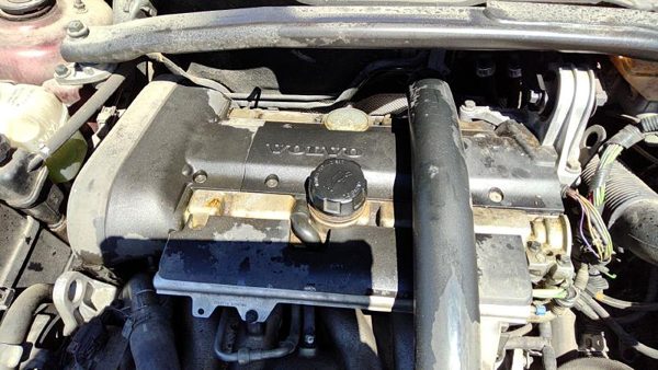 2001 Volvo V70 Engine Cover 2.4L Turbo — photo 1