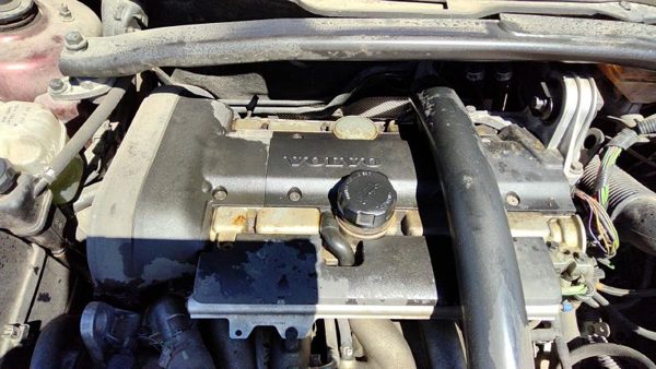 2001 Volvo V70 Engine Cover 2.4L Turbo — photo 3