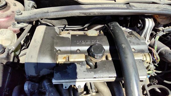 2001 Volvo V70 Engine Cover 2.4L Turbo — photo 4