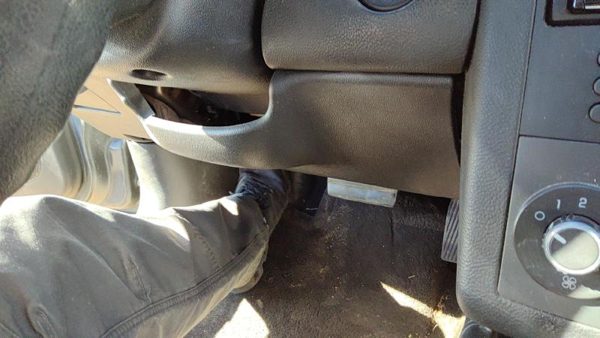 05-08 Pontiac G6 Lower Dash Under Column Knee Bolster Trim Panel Oem Black 19B — photo 4