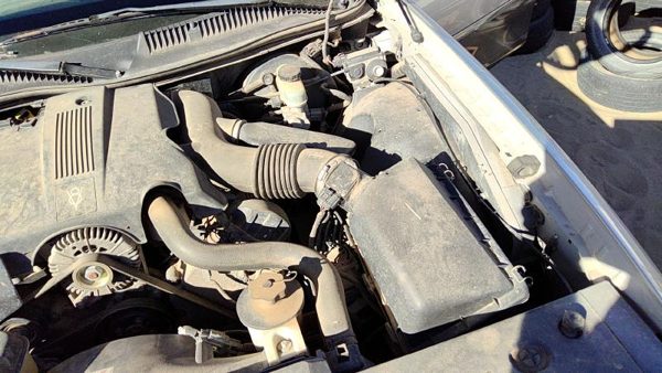03-04 Town Car Complete Air Intake Cleaner Filter Box Housing With Tube Oem 4.6L — photo 2