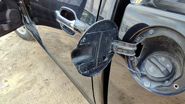 2004-2012 Gmc Canyon Fuel Tank Door With Hinge Gas Lid Oem Filler Black 41U — photo 4