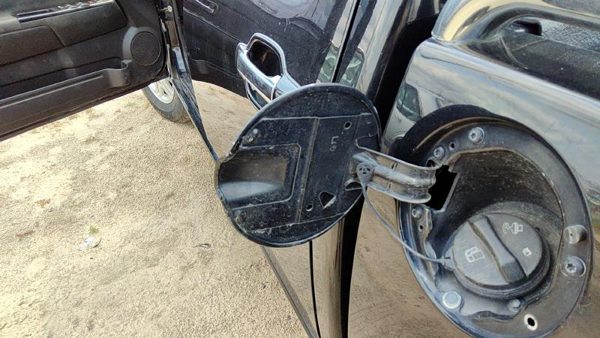 2004-2012 Gmc Canyon Fuel Tank Door With Hinge Gas Lid Oem Filler Black 41U — photo 5