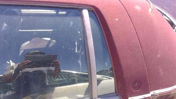 1993 Cadillac Fleetwood Driver Left Rear Vent Window Back Door Glass With Frame — photo 2