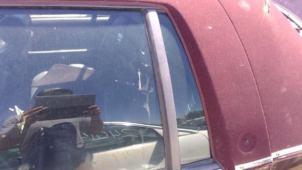 1993 Cadillac Fleetwood Driver Left Rear Vent Window Back Door Glass With Frame — photo 1