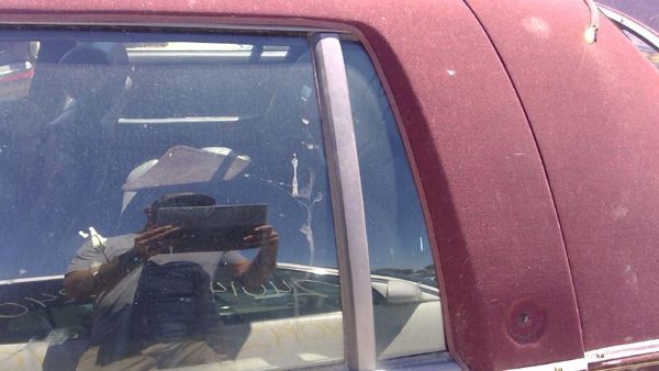 1993 Cadillac Fleetwood Driver Left Rear Vent Window Back Door Glass With Frame — photo 5