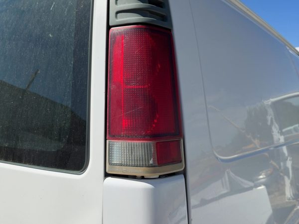 2000-2002 Chevy Express 2500 Passenger Right Tail Light Brake Lamp Oem Rear — photo 2
