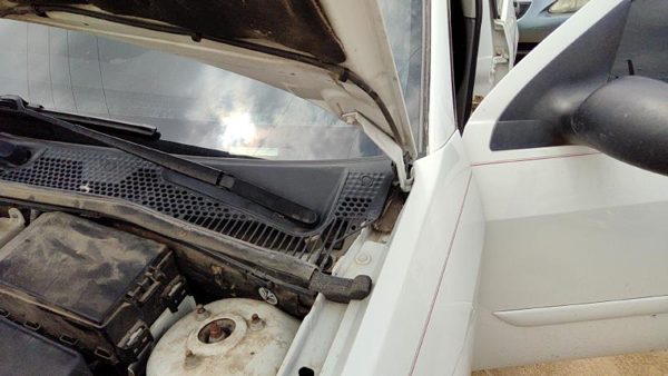 2000 Ford Focus Hood Hinge LH Station Wagon White Yz — photo 3