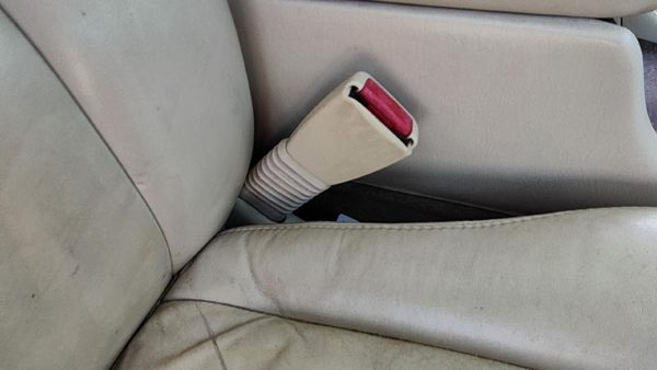 1998-04 Cadillac Seville Passenger Right Front Seat Belt Buckle Receiver Tan 503 — photo 1