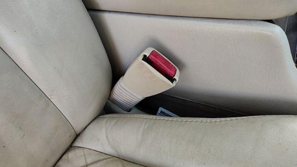 1998-04 Cadillac Seville Passenger Right Front Seat Belt Buckle Receiver Tan 503 — photo 3