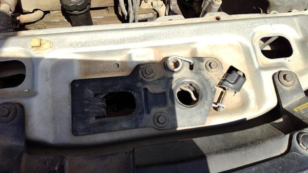 2007-2009 Chevy Equinox Hood Latch Assembly With Bracket Oem 89025456 — photo 2