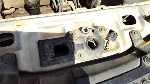 2007-2009 Chevy Equinox Hood Latch Assembly With Bracket Oem 89025456 — photo 1