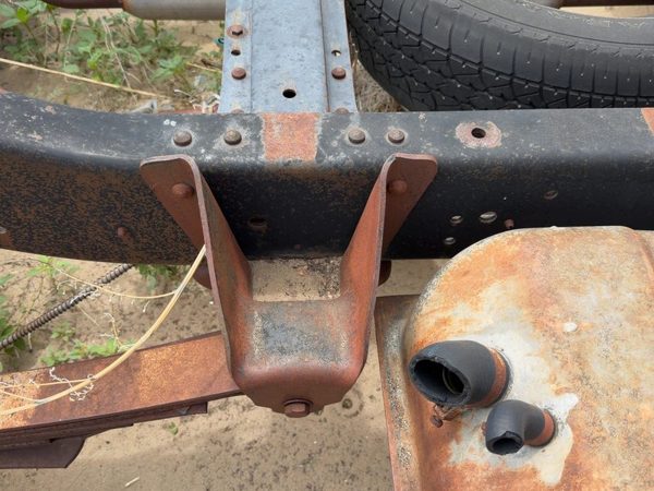 73-87 Chevy Silverado C20 Pickup Passenger Right Front Leaf Spring Shackle 2WD — photo 3