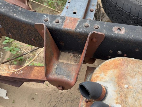 73-87 Chevy Silverado C20 Pickup Passenger Right Front Leaf Spring Shackle 2WD — photo 2