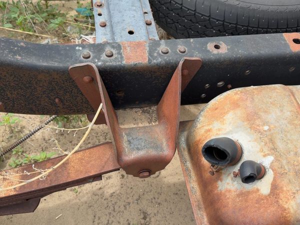 73-87 Chevy Silverado C20 Pickup Passenger Right Front Leaf Spring Shackle 2WD — photo 4