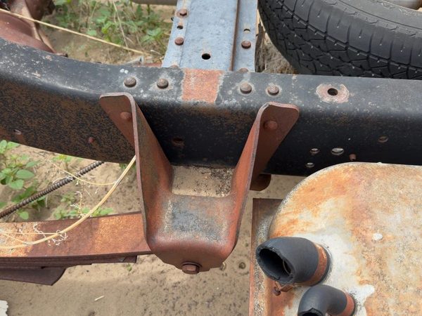 73-87 Chevy Silverado C20 Pickup Passenger Right Front Leaf Spring Shackle 2WD — photo 5