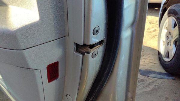 2005-2010 Chrysler 300 Passenger Right Front Door Latch With Rods/Cables Oem — photo 3
