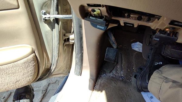 1998-1999 Lincoln Navigator Driver Left Lower Kick Trim Panel Oem Tan Kx — photo 2