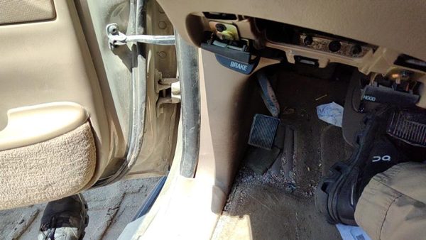 1998-1999 Lincoln Navigator Driver Left Lower Kick Trim Panel Oem Tan Kx — photo 3
