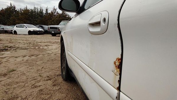 2005 Ford Taurus Front Door LH Wt White — photo 3