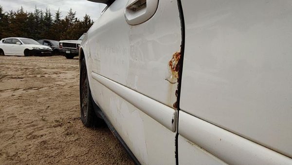 2005 Ford Taurus Front Door LH Wt White — photo 4