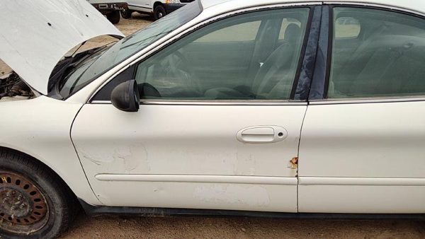 2005 Ford Taurus Front Door LH Wt White — photo 1