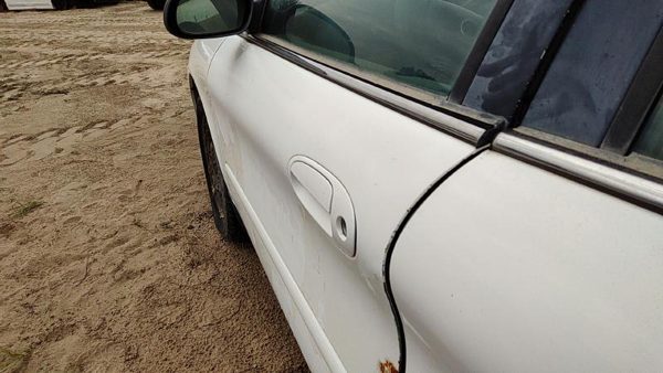 2005 Ford Taurus Front Door LH Wt White — photo 2
