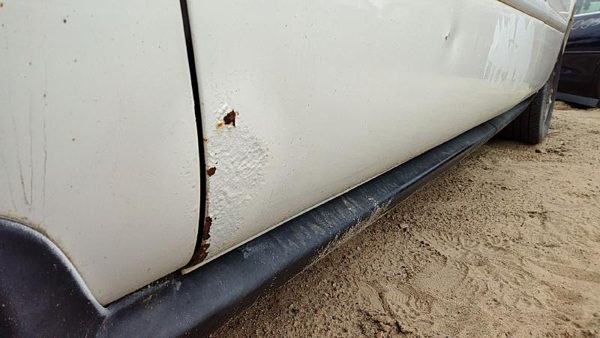 2005 Ford Taurus Front Door LH Wt White — photo 6