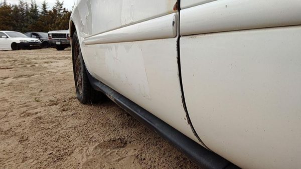 2005 Ford Taurus Front Door LH Wt White — photo 5