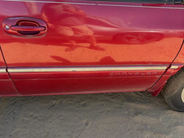 96-00 Town & Country Passenger Right Front Moulding Door Candy Apple Red Ph2 — photo 1