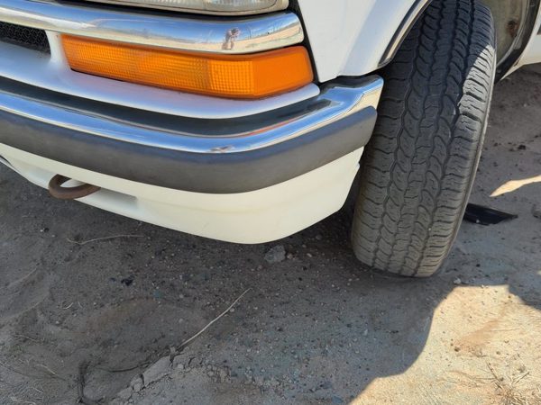 1998-2005 Chevy S10 Blazer Front Bumper With Brackets Assembly Oem White 50U — photo 2