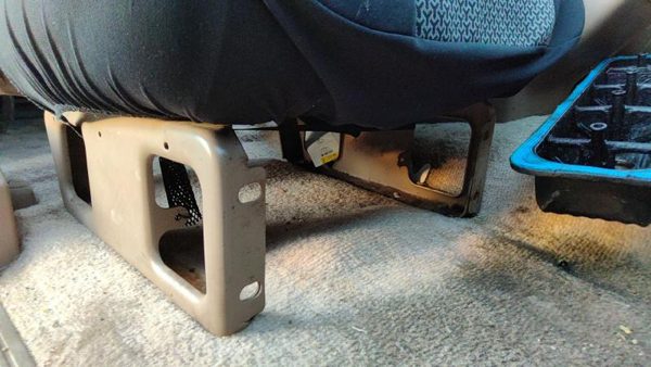 1994 Suburban 1500 Seat Track Tan — photo 2
