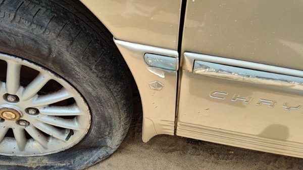 96-00 Town & Country Driver Left Moulding From Fender Oem Trim Strip Gold — photo 1